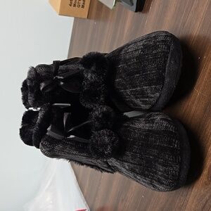 La Vie En Rose Black Faux Fur Lined Ankle Bootie Slippers